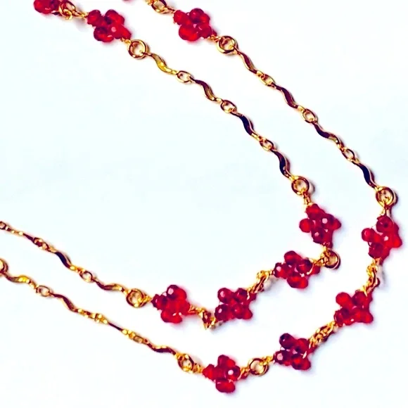 🍒18” Necklace with Small Scarlet Flowers Sitting on a Gold Tone Vine Like Chain - Picture 3 of 7